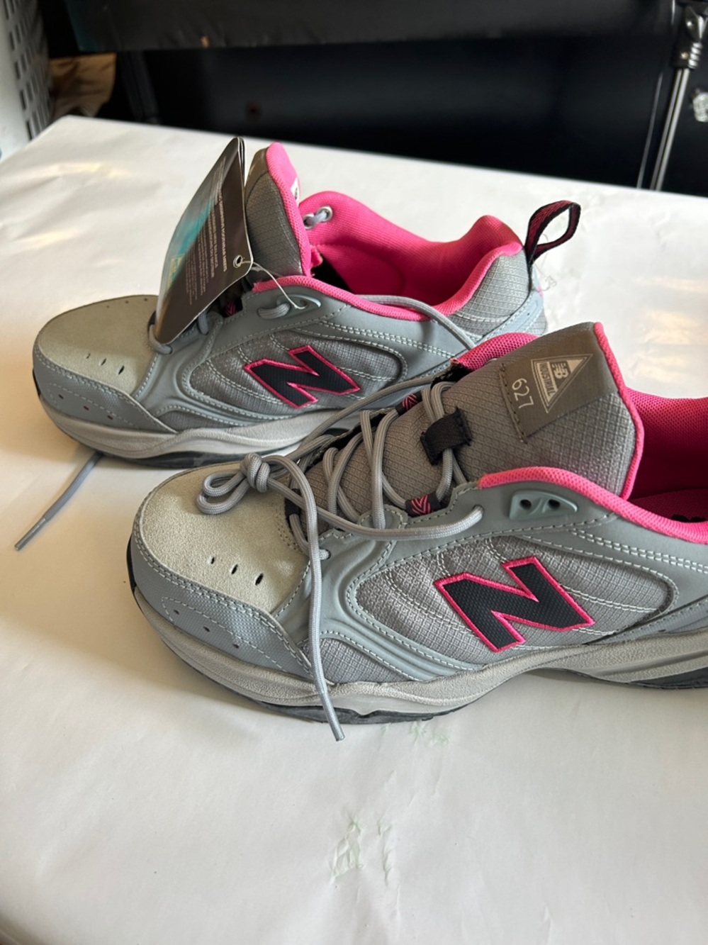 NWT women’s 8.5 New Balance steel toe/ non slip work shoe Gray and Pink